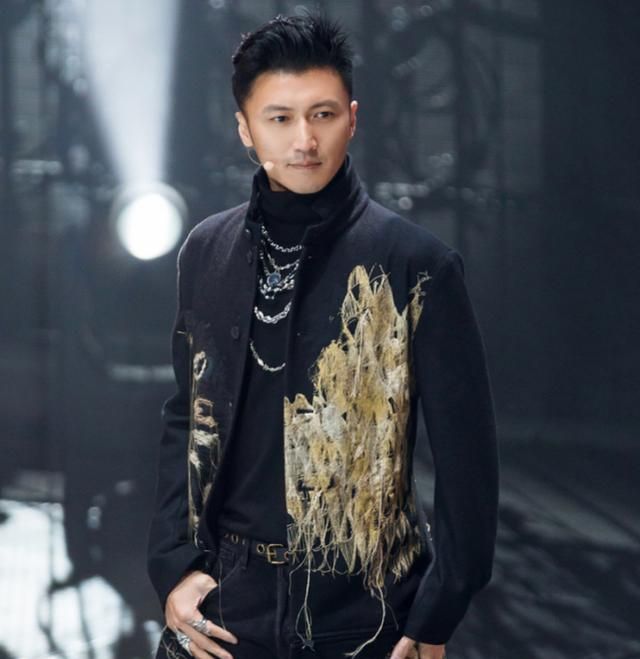 谢霆锋的这个造型中,除了发型上的优越外,他服装上的选择也是很不错的