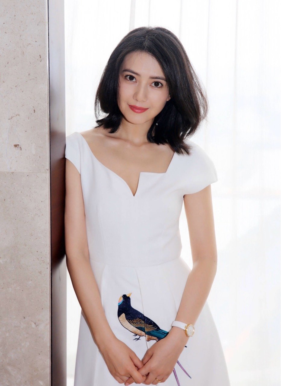 高圆圆就做了颧骨内推手术,从大众审美角度来说,均衡的三庭五眼,流畅