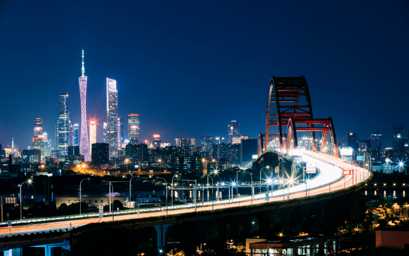 广州新光大桥跨越珠江主航道沥滘水道,主跨428米,全长1082米,是世界上