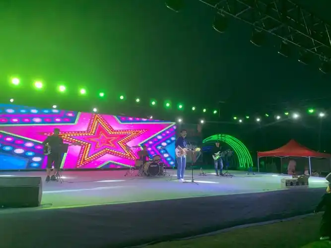 #乐队现场 #户外演出活动 跟朋友一起玩了几天# - 抖音