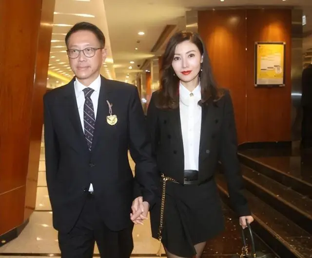 李嘉欣和老公出席活动,打扮全靠颜值撑,夫妇俩十指紧扣恩爱甜蜜_丈夫