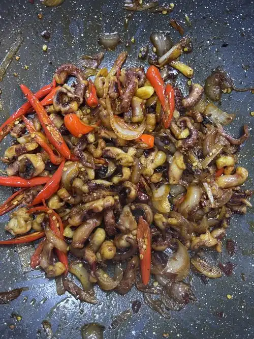 巨下饭的洋葱孜然爆炒鱿鱼须做法6015