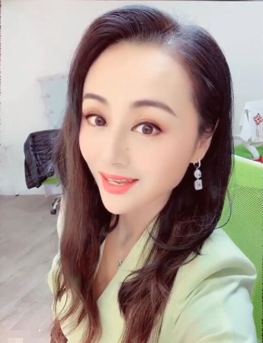 昔日主持一姐曹颖近照,现如今她成功减肥,瘦成锥子脸判若两人!