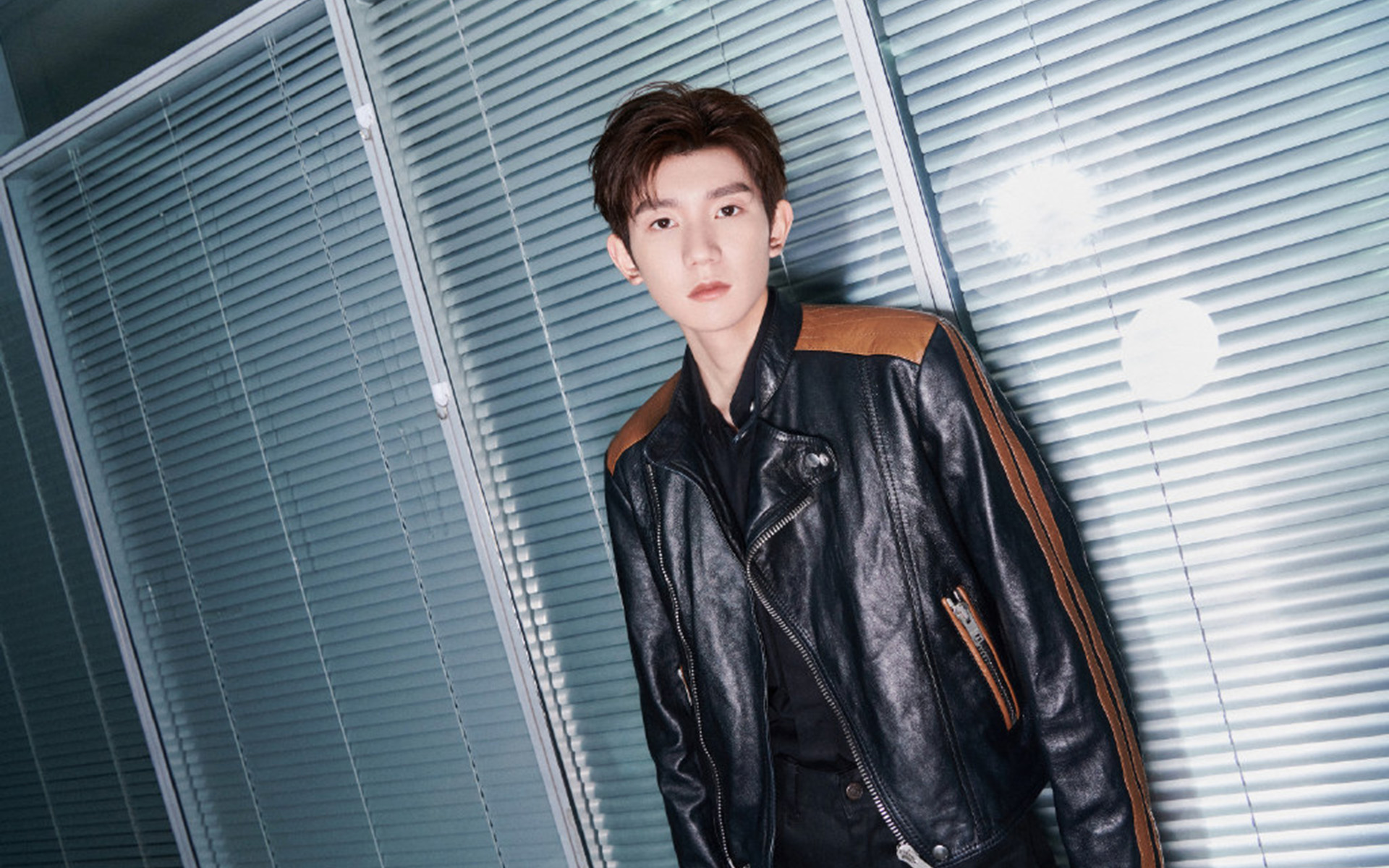 王源酷帅皮衣写真图片桌面壁纸