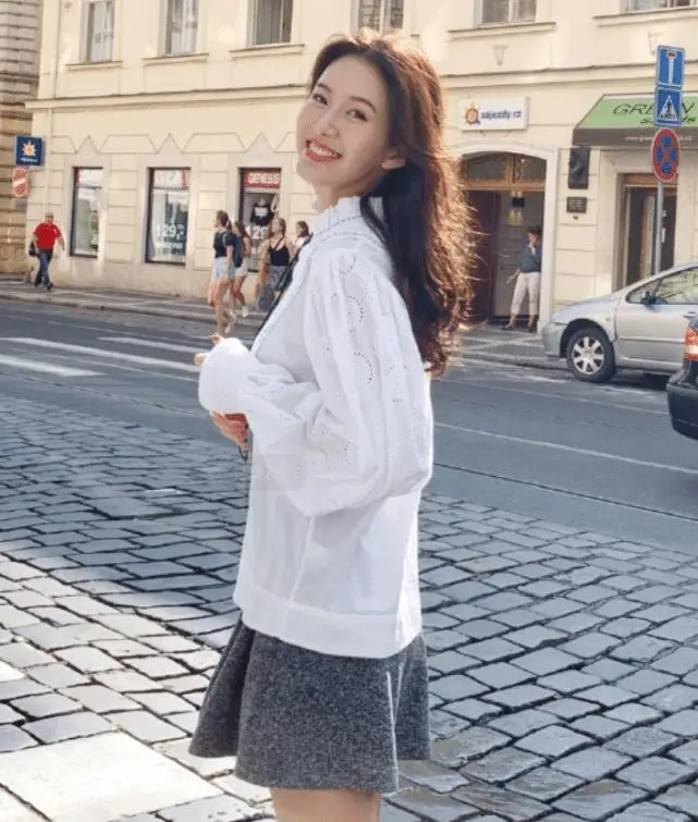 瞧瞧张子萱穿上芭比粉袜的腿,哪像俩孩子的妈_身材_样子_剪裁