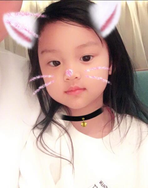 网友"甜馨sweetie"在微博上po出一组甜馨的近照.