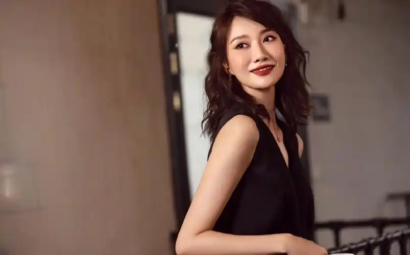 简介:李斯羽性感优雅写真图片,分享一组李斯羽图片给大家,图中的明星