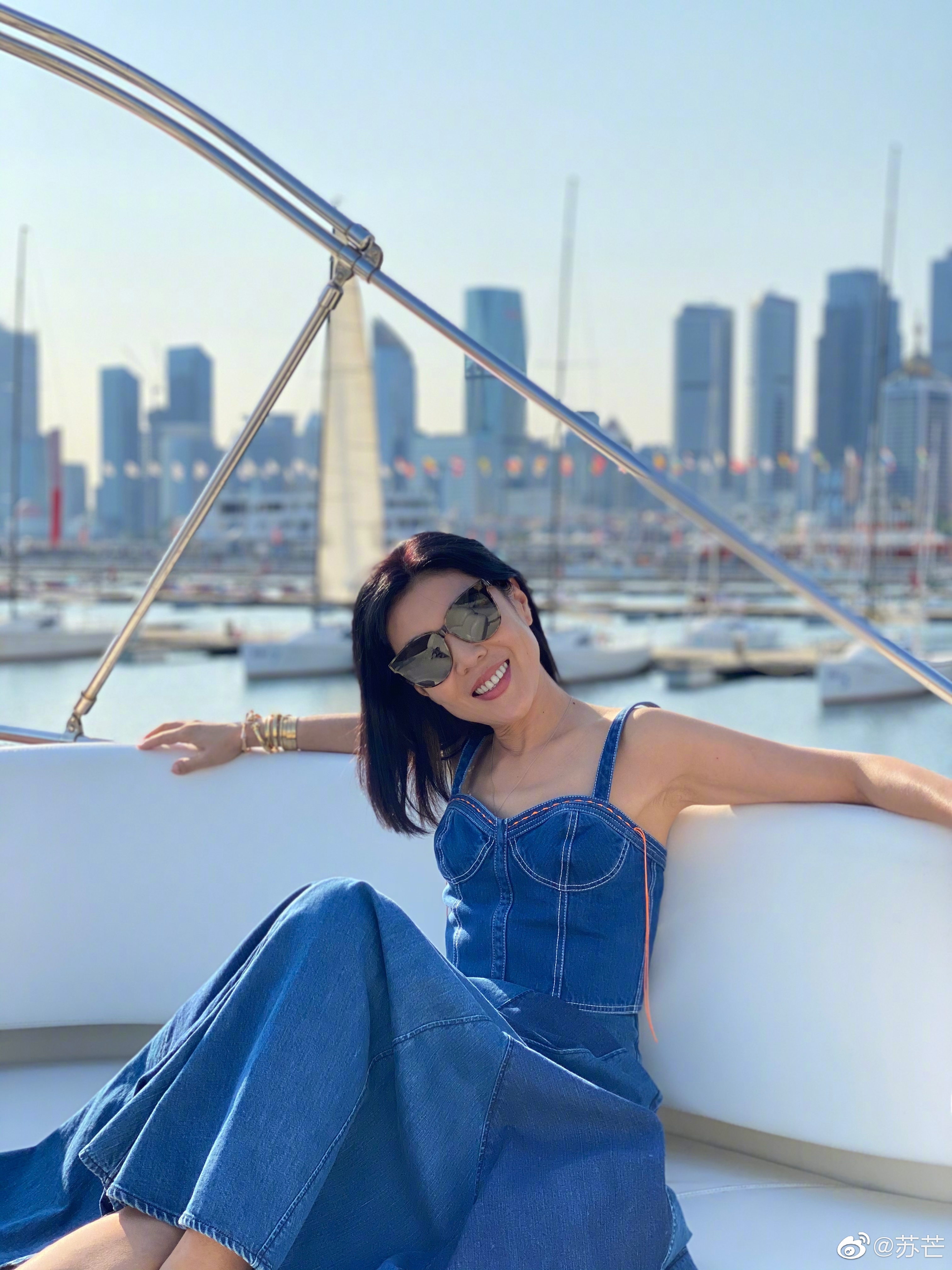 苏芒年近50还穿吊带牛仔裙装嫩身材像少女脸却像老人