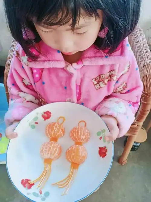 南孟镇中心幼儿园中一班小朋友超牛的"水果拼盘"