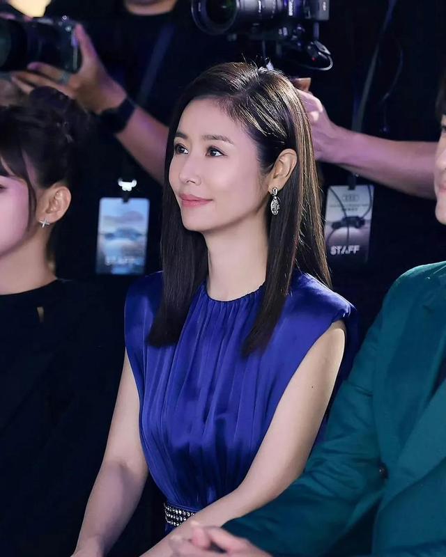 47岁林心如依旧这么美,一袭蓝色长裙艳压全场