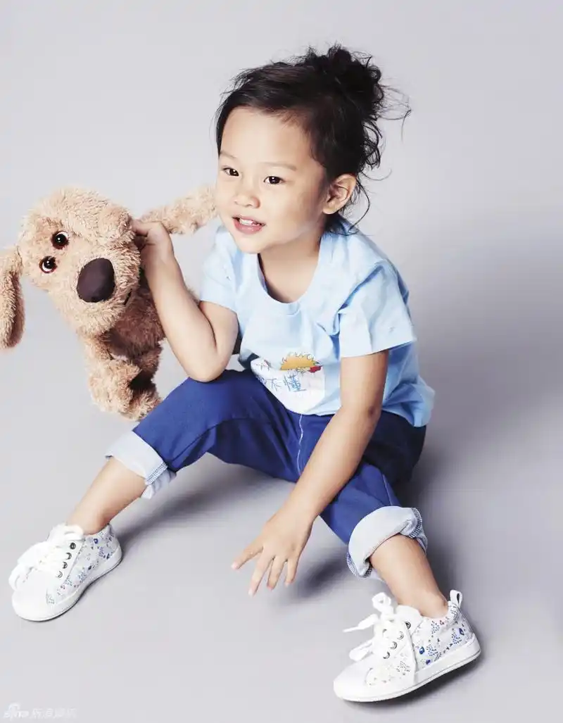 综艺一姐甜馨登封面 眼神逗萌十足可爱(图)