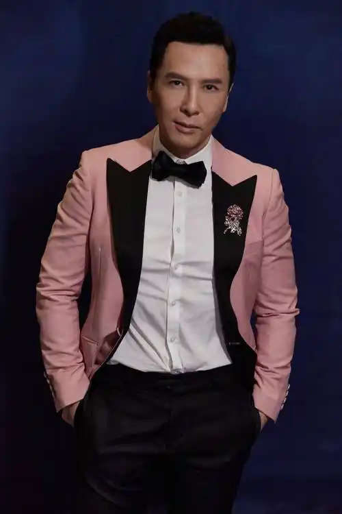 甄子丹微博电影之夜斩获年度影响力演员大奖 感谢强大祖国引全场齐掌