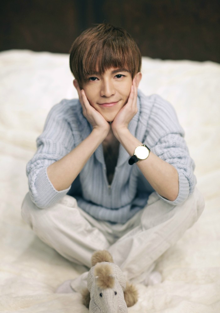 自2002年郭敬明发表第一部个人短篇作品集《爱与痛的边缘》以来,一直