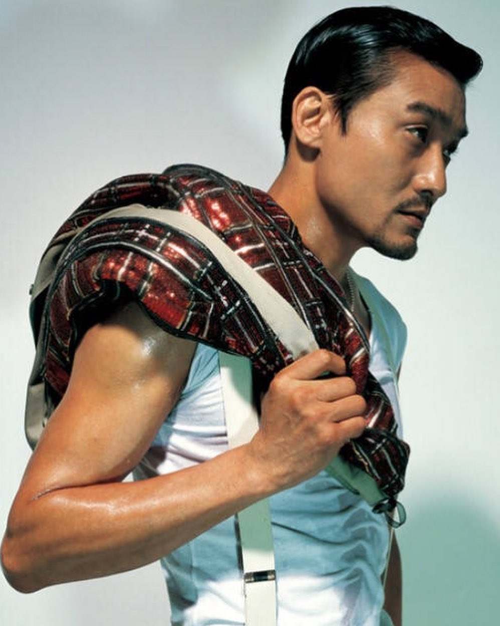 照片中,既有梁家辉年轻时的帅照,也有他年老后的近照.