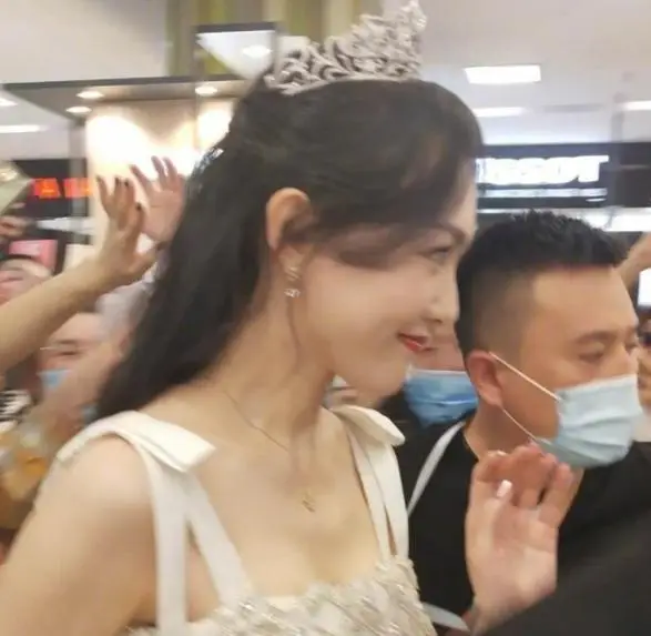 娱乐圈当中,女明星的肚子果然是一个谜,明明怀孕,却看不出怀孕,明明生