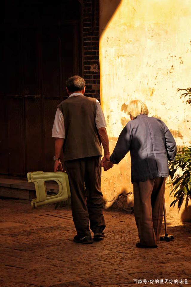 真正的爱是一辈子,是在余生的时光里,相互牵手相伴到老.