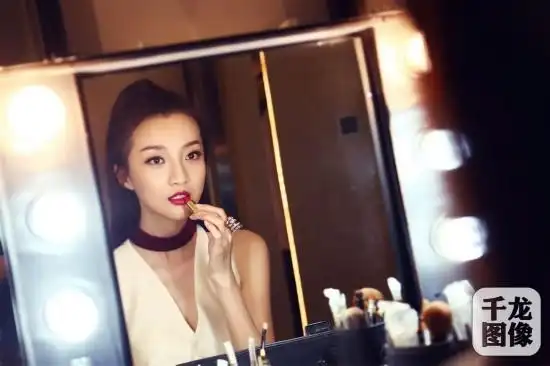 郑雅文高冷御姐范儿出镜 尽展红唇魅惑