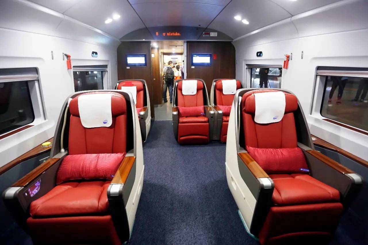 "复兴号"的一等座车厢.