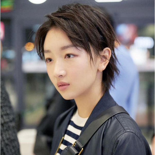 周冬雨头发越剪越短,身穿夹克套装,果然还是颜值撑面