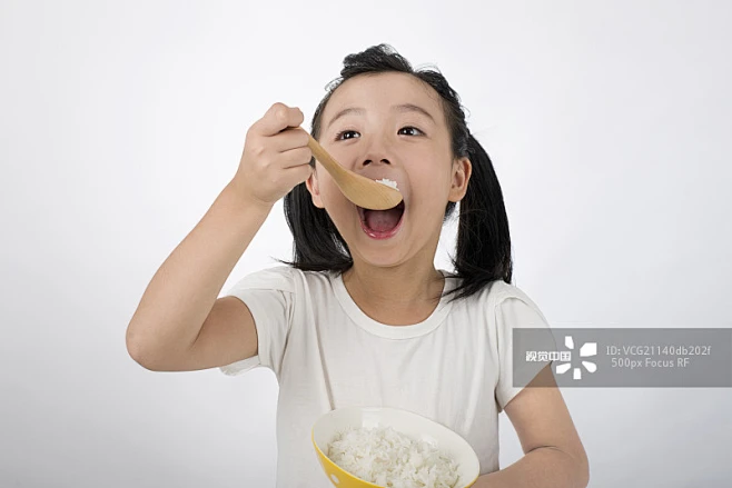 大口吃饭的小女孩_创意图片