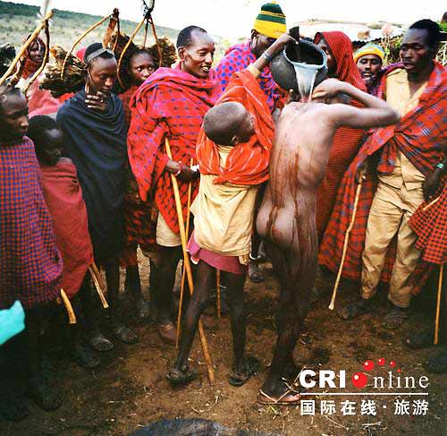 新浪生活 正文  坦桑尼亚青年人在步入成人时要实施割礼手术,也就是