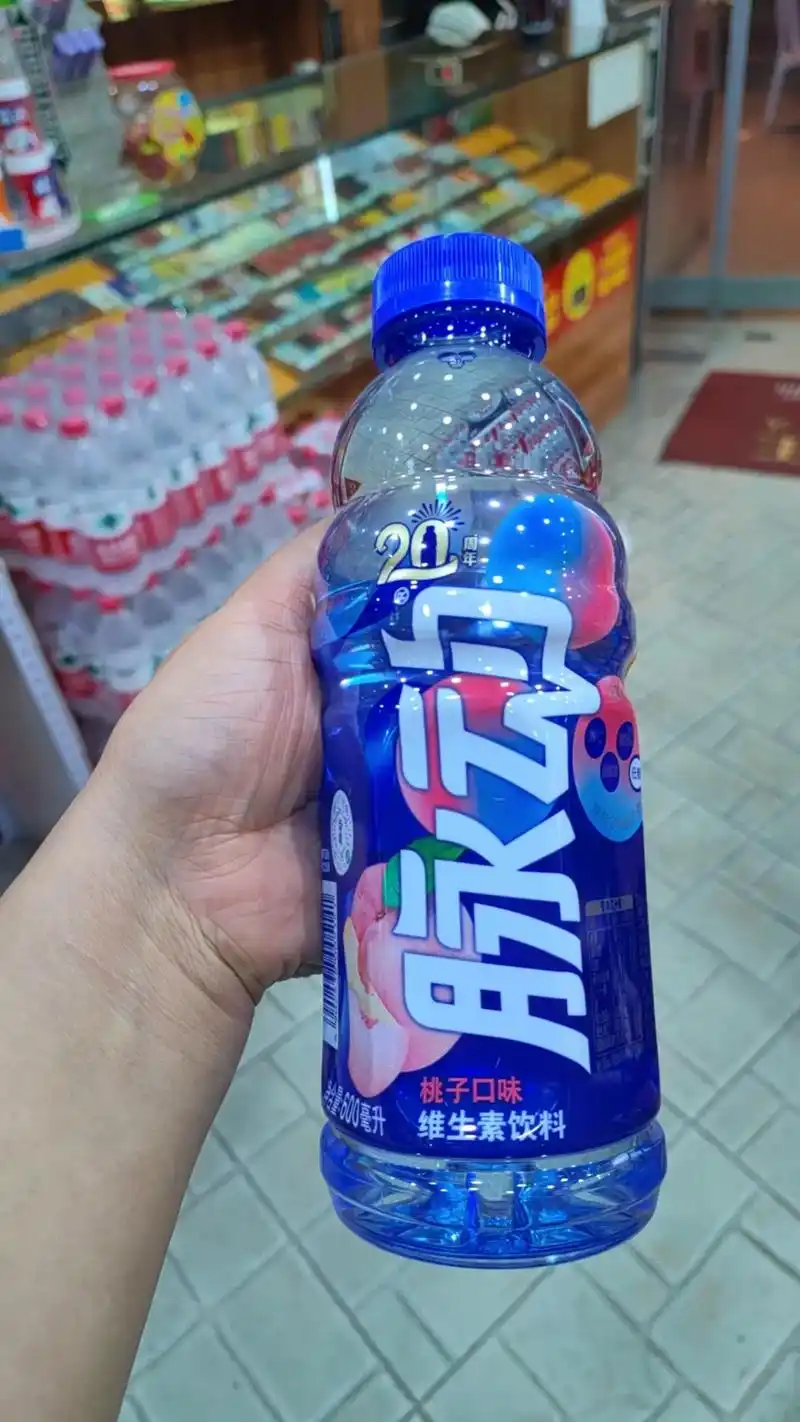 今天一个顾客来买桃子味的脉动,一买买几瓶 - 抖音