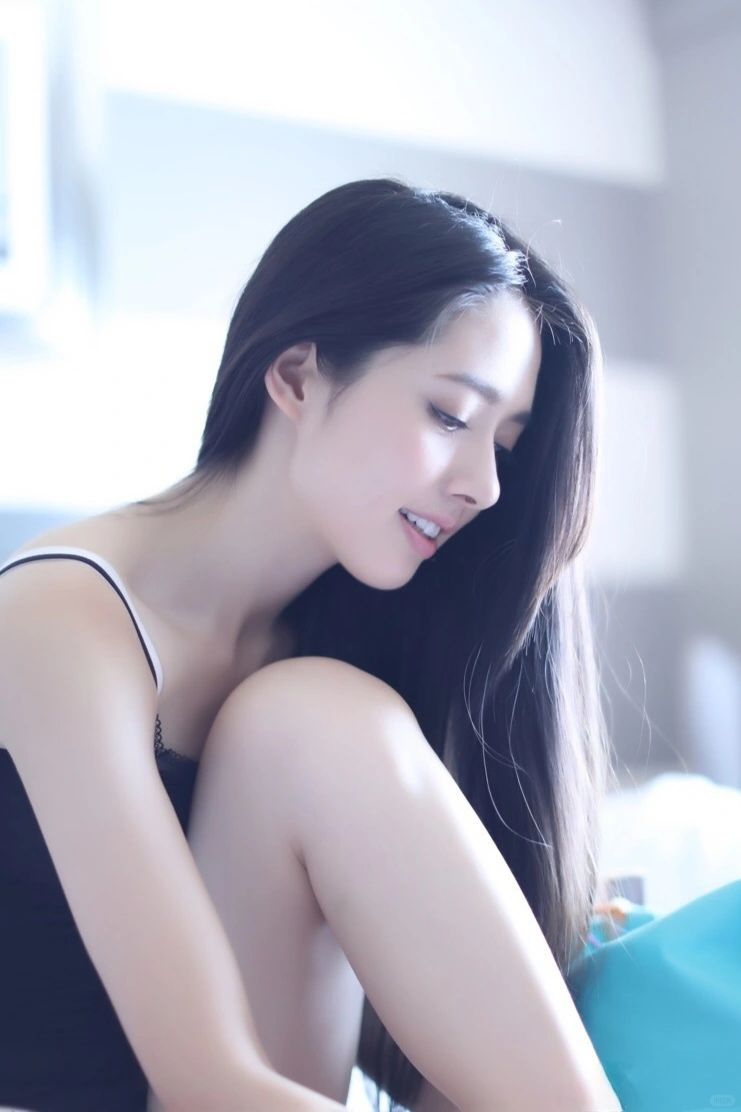 郭碧婷:长发飘逸,校花范儿十足  我发现郭碧婷的一头乌黑,长直且飘逸