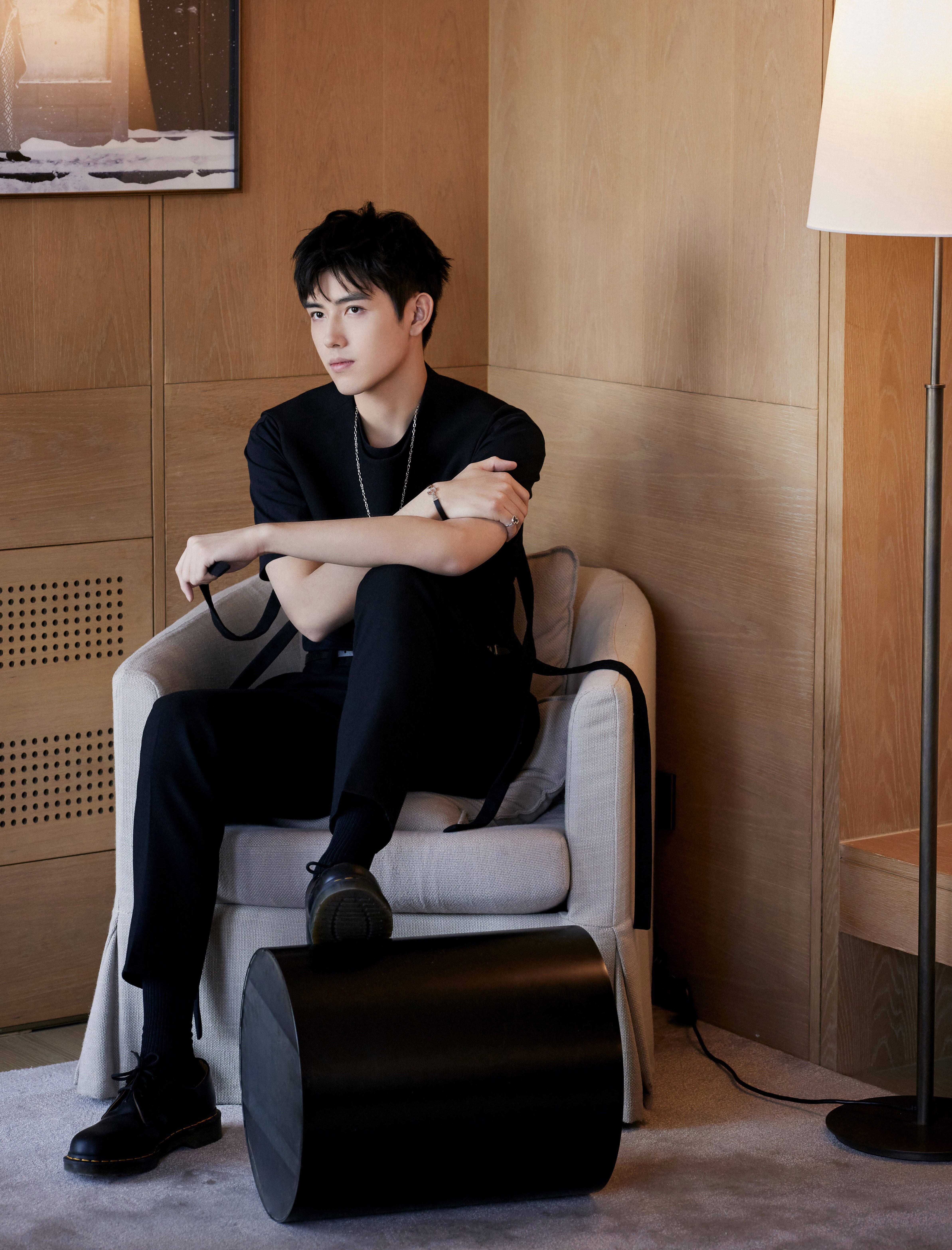 陈飞宇出席品牌活动拍摄鎏金光影大片氛围感满分