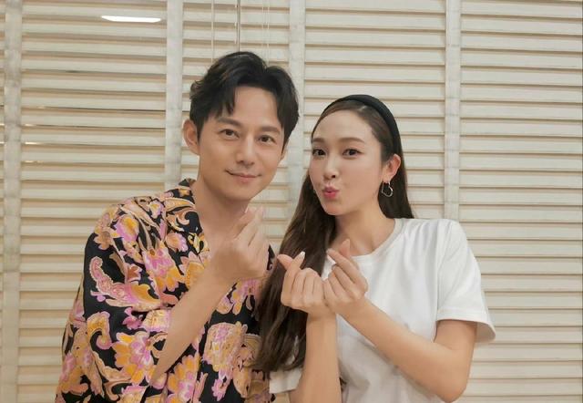 郑秀妍晒《你好星期六》与何炅合照,灵气逼人,艳光四射