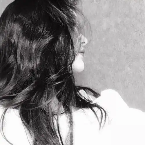 女生头像黑白伤感侧脸真实,追求漂亮对于女人来说很重要