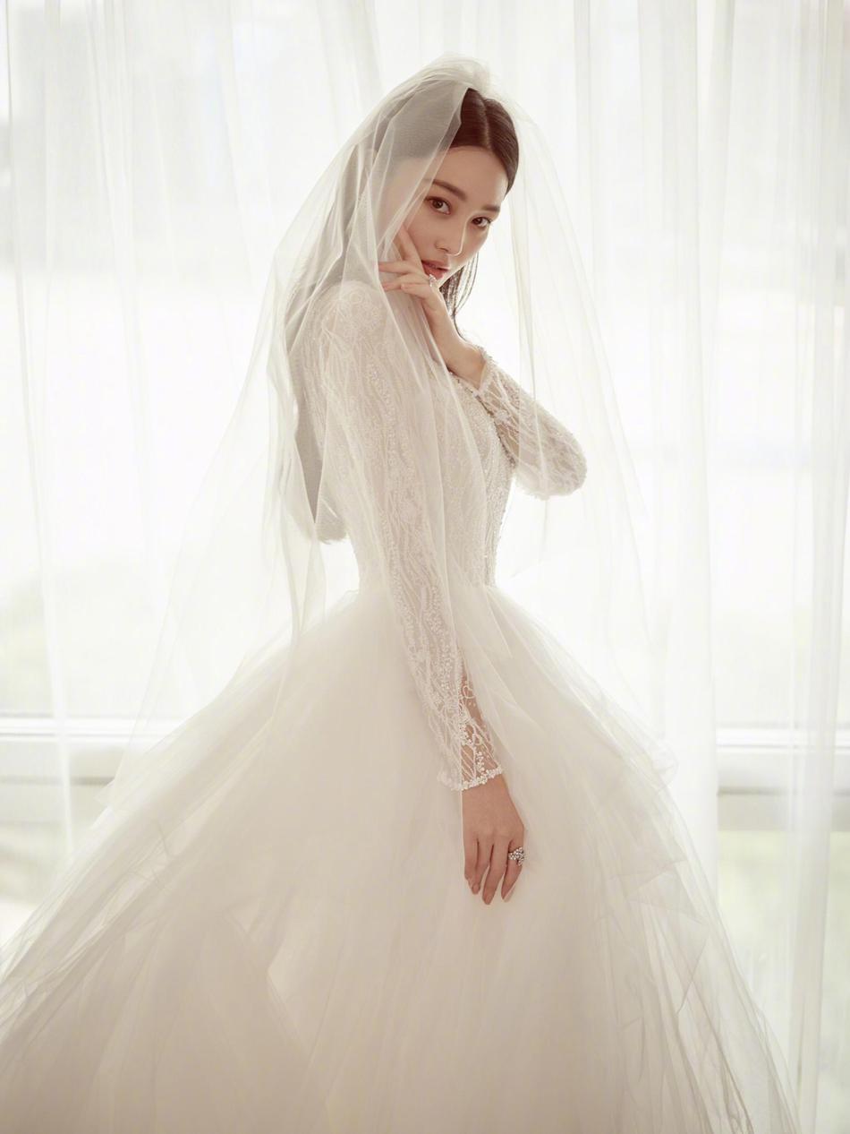 张馨予晒婚纱照拿筷子眨眼卖萌 与何捷大快朵颐很可爱