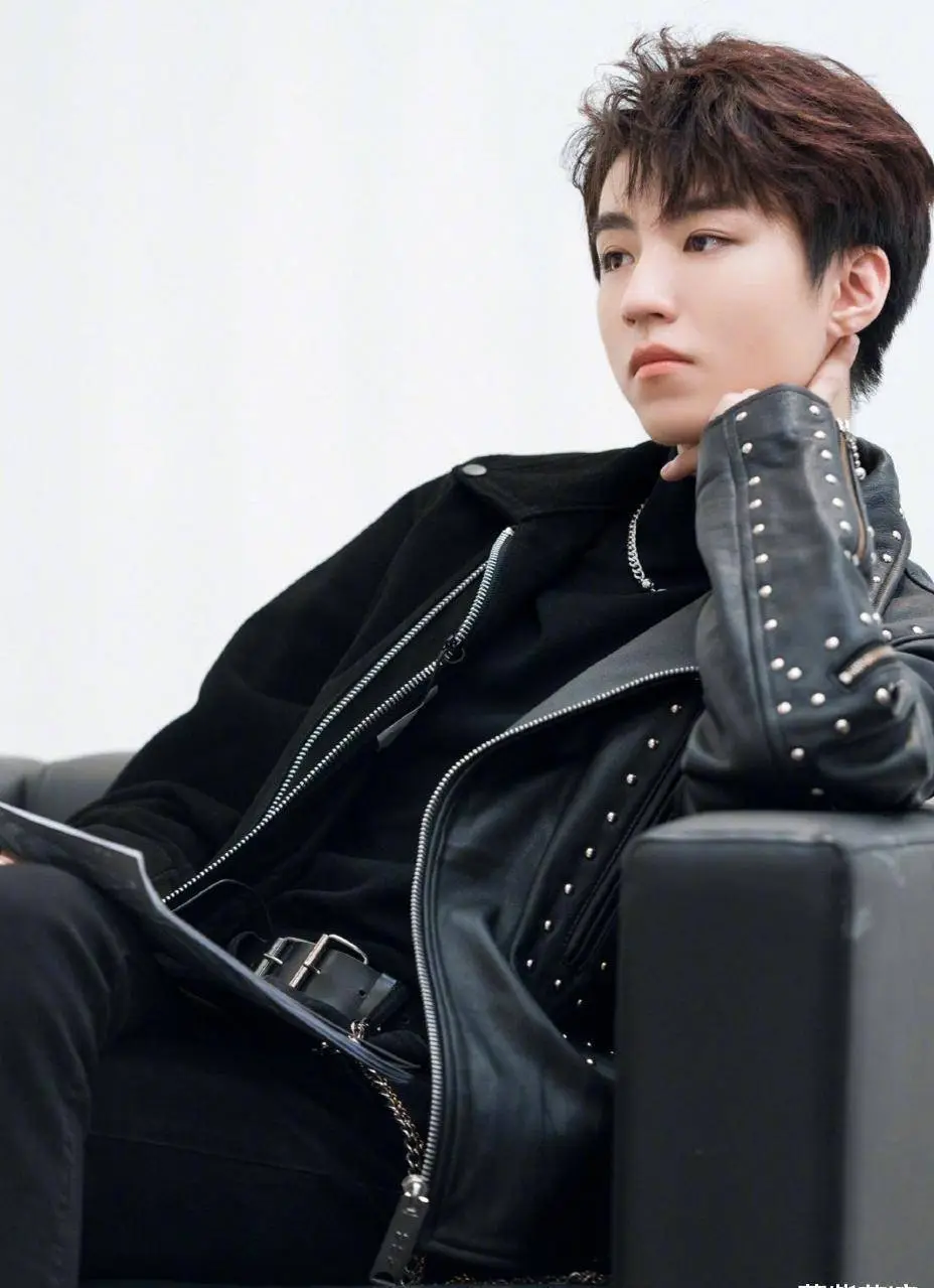 原创王俊凯把混搭风穿火了长袖外套配短裤帅气得让人忽略年龄