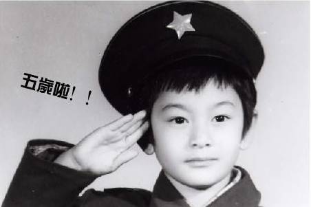 五岁时眉清目秀惹人爱]   同样,导师黄晓明的成长照片让许多网友感慨