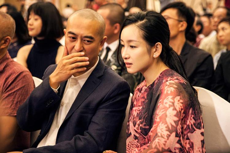 回顾秦海璐给单眼皮上千万保险产下巨婴症儿子险哭瞎双眼