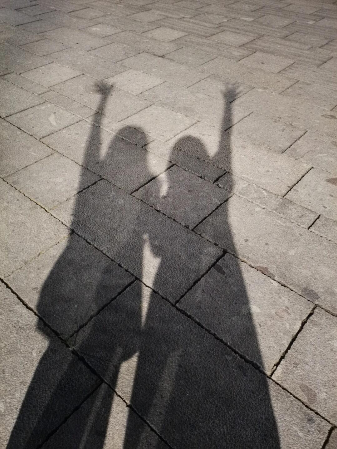 志趣相投的姐妹,就是连玩影子都可以玩得很欢乐