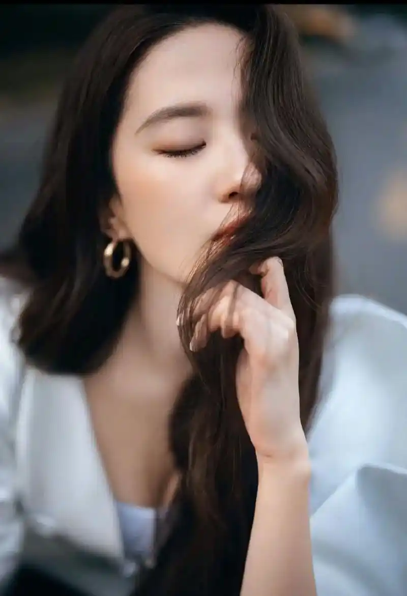 刘亦菲什么神仙颜值呀,白衣黑裙尽显韵味.不禁 - 抖音