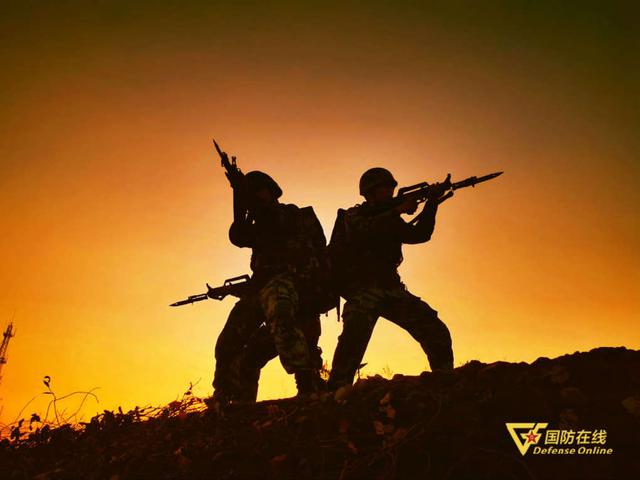 夕阳西下这组训练剪影定格了特战队员最帅的姿态