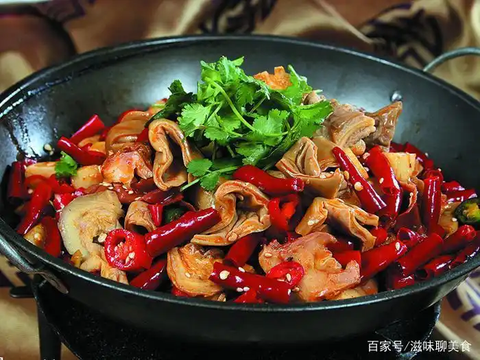 干锅肥肠的家常做法,口感软烂又不油腻,下饭又下酒,做法简单