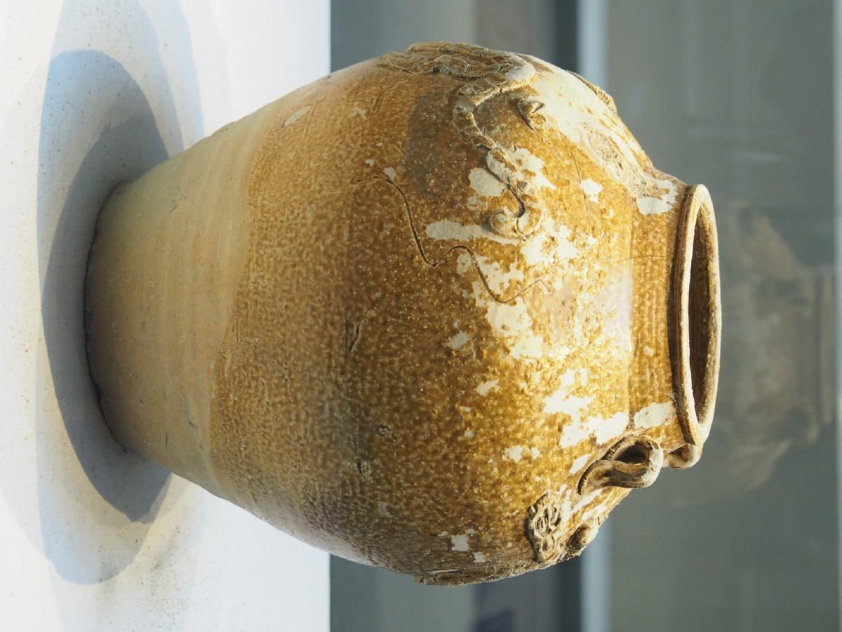 明万历褐釉堆塑龙纹四系罐汕头市博物馆藏