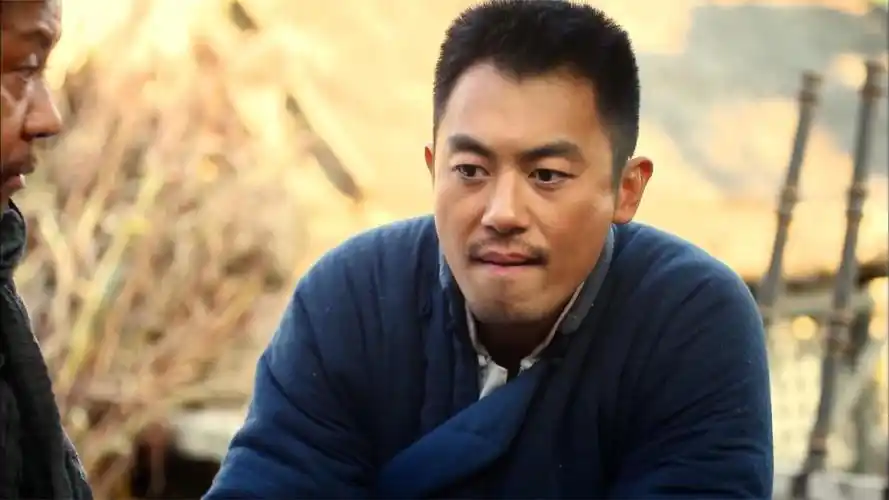 余占鳌霸气报仇不仅把火车轨道给挖了还留下芳名