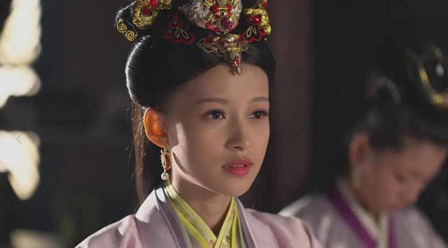 芈月传孙怡饰演的芈瑶,当众搂抱男经纪人关系亲密