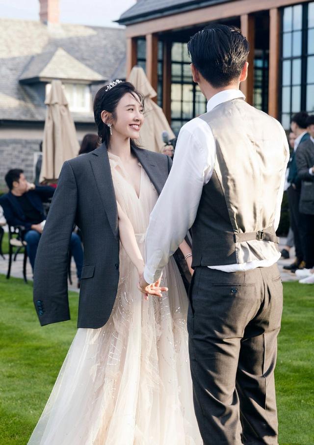 唐艺昕挺大肚出游,张若昀紧盯孕肚超级宠溺,两细节透露胎儿性别