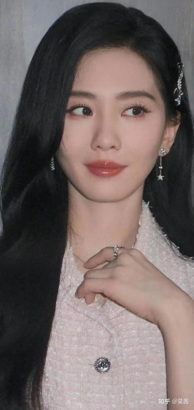 刘诗诗(原名刘诗施)1987年3月10日出生在中国北京的回族家庭毕业于