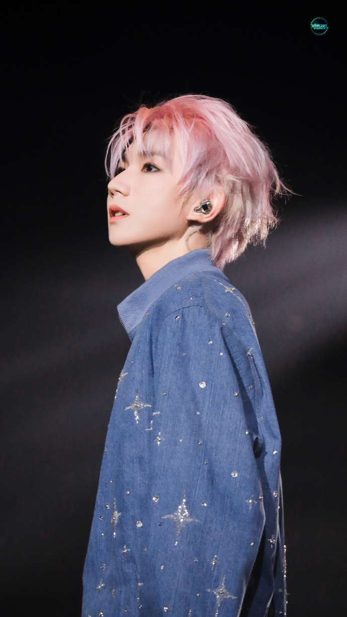 王源头发漂的都滋毛了