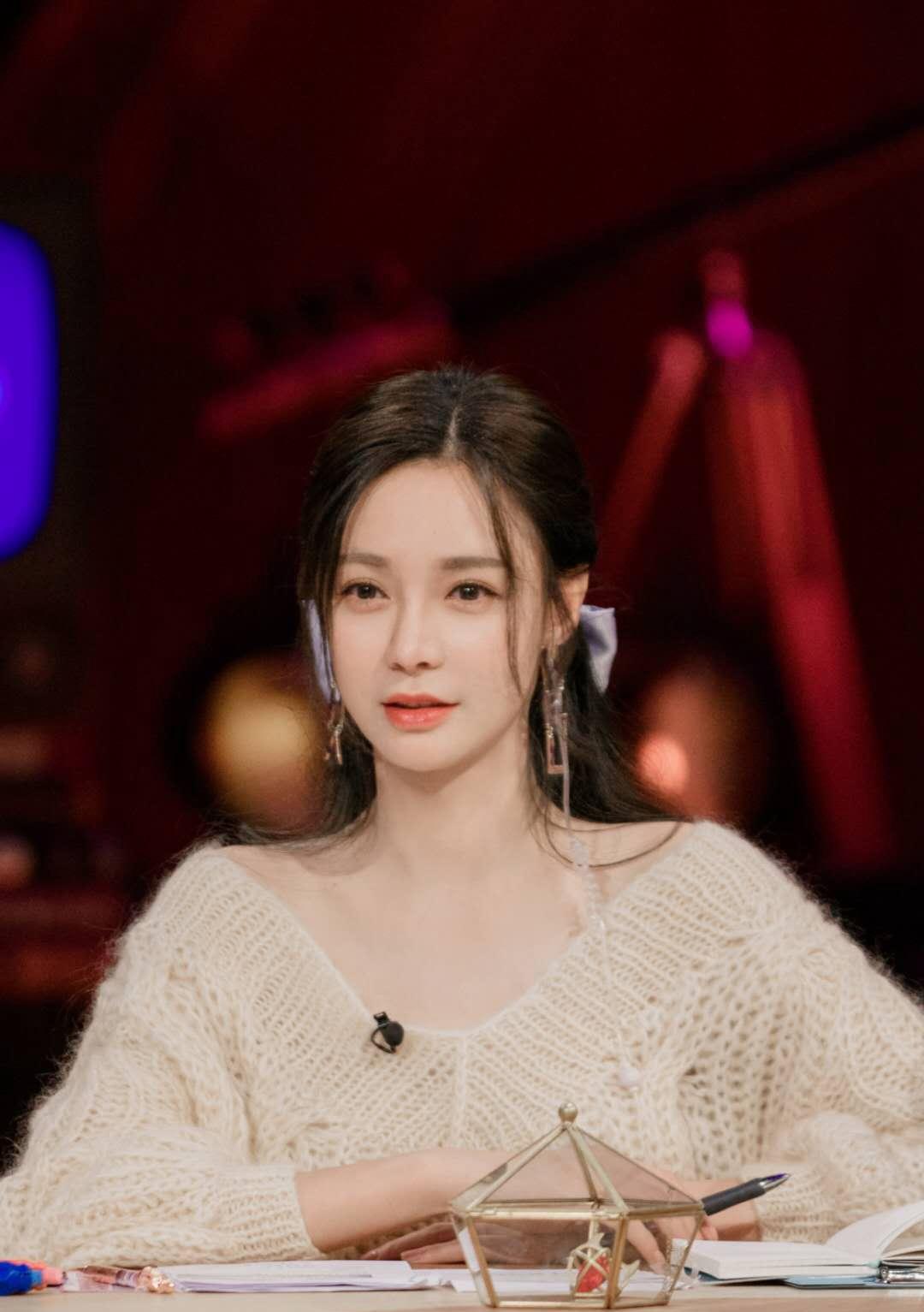 沈梦辰新发型好美,换龙须刘海温柔减龄,露额头后更有气质了_头发_显得