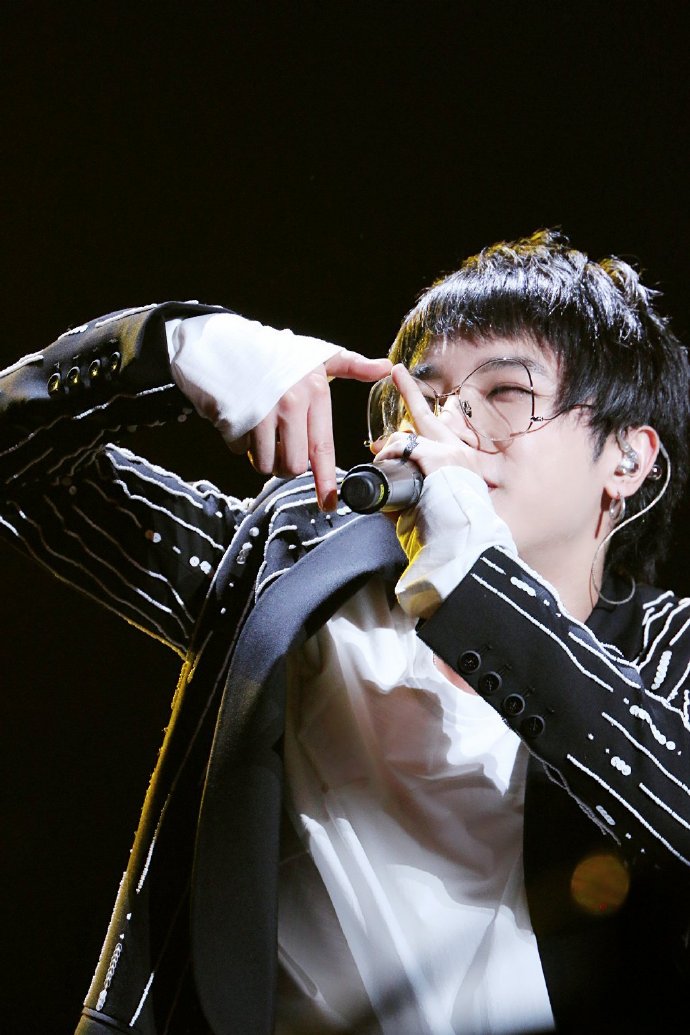 华晨宇超话#超话星愿池##为龙年添个新装扮#考古到障障和斯文败类花