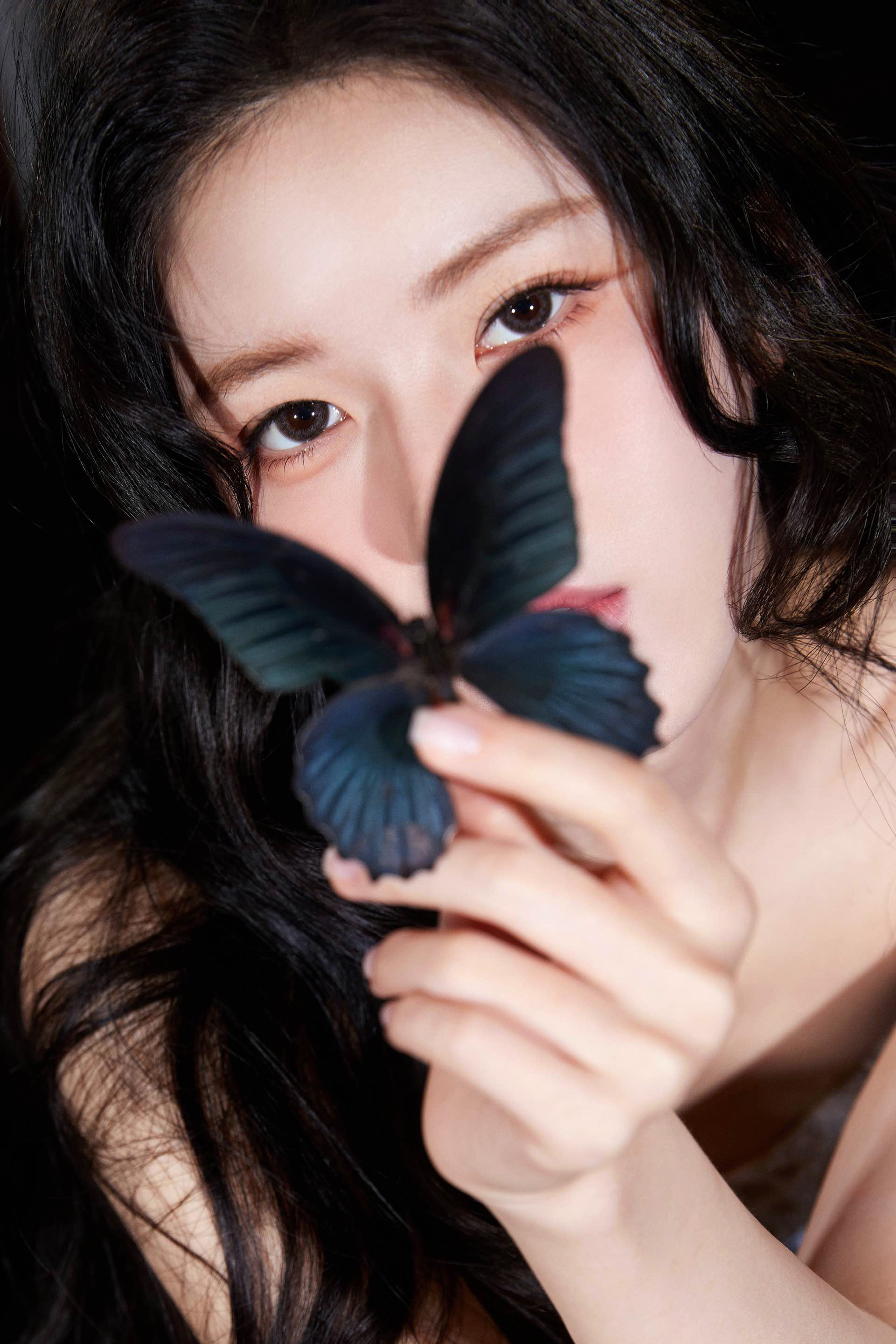 赵露思韩系妆容 眼波流转妩媚可爱