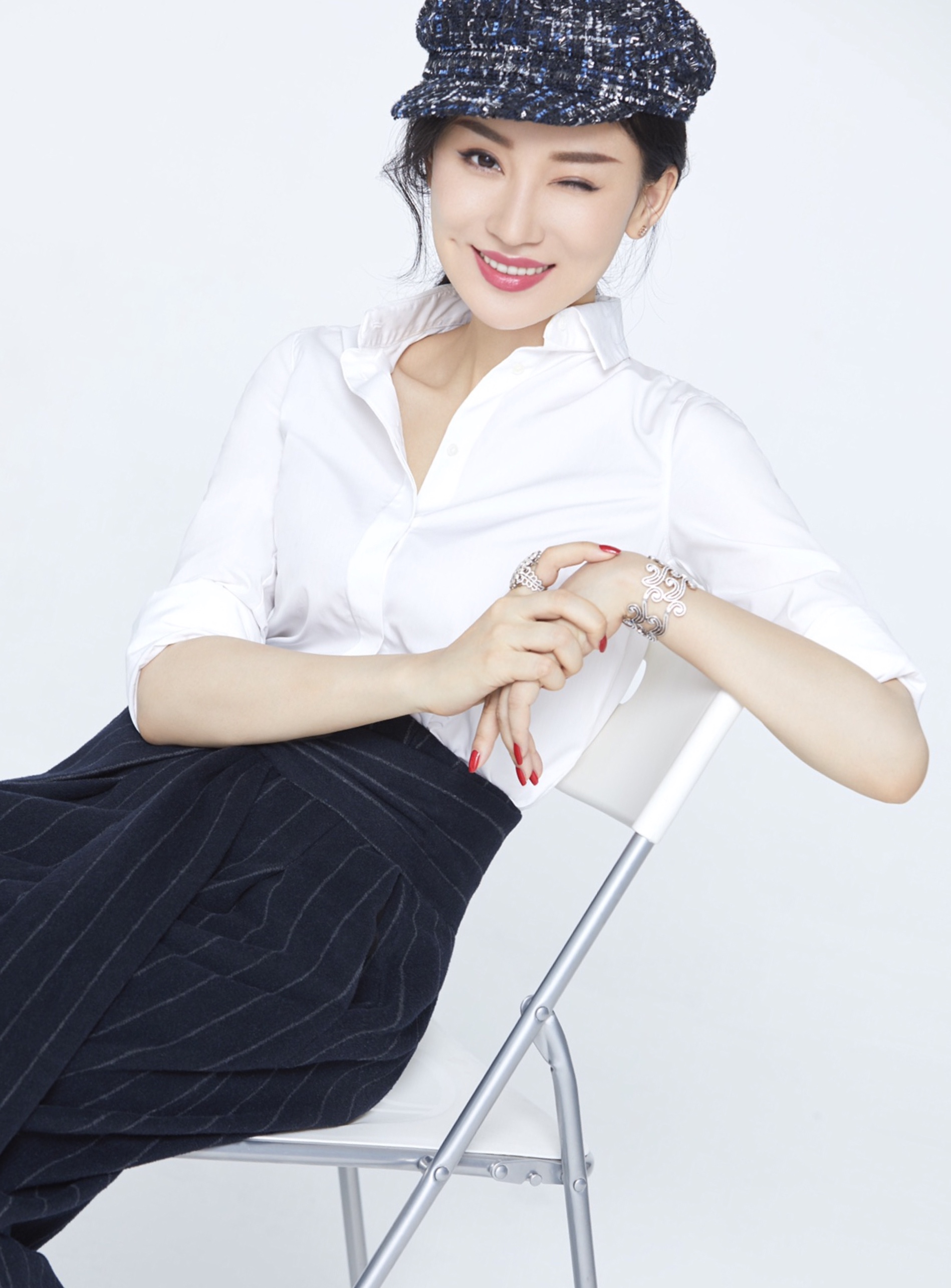 朱子岩客串出演《河神2》戏份出彩,写真演绎干练优雅职场风