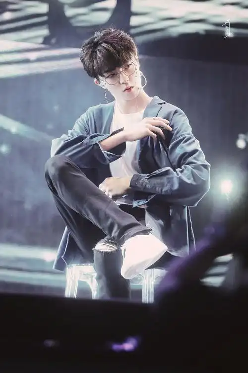 有i眼镜吗 来提名秀人戴眼镜的美图