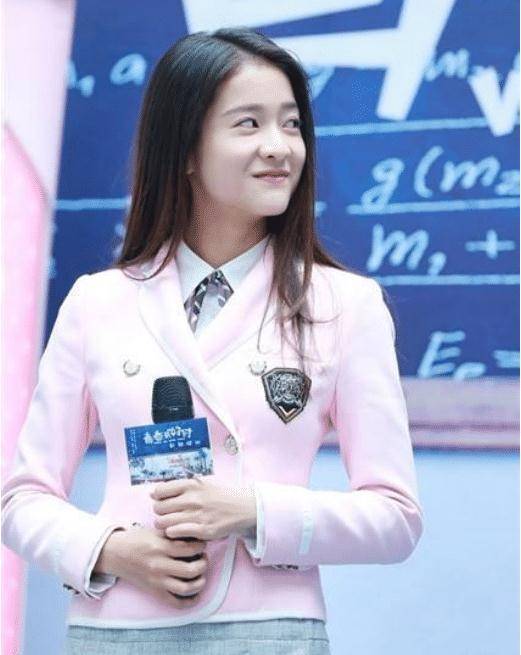 本以为张雪迎穿校服够美了,直到看见鞠婧祎,才知道什么叫"校花"_时候